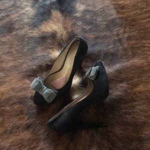 Black high heels with gray bow.